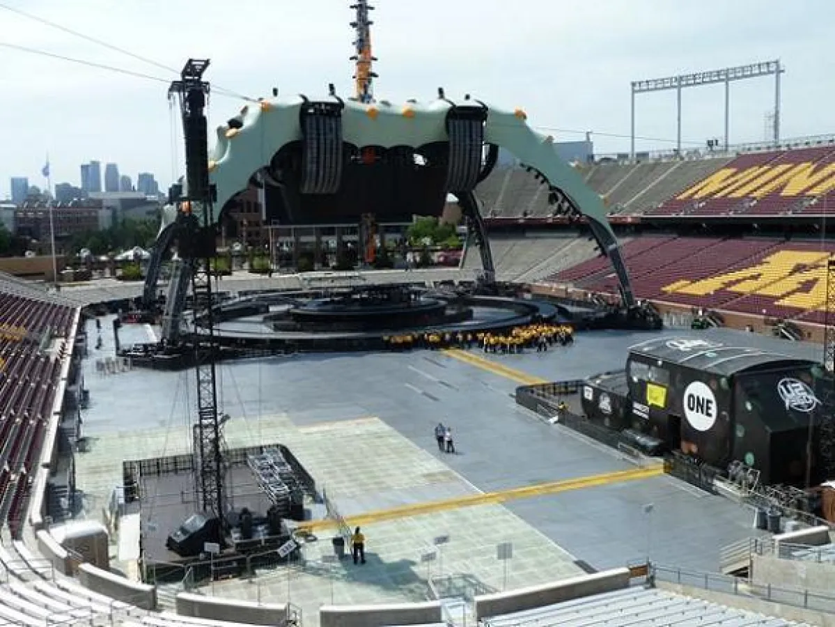 eps mit U2 auf Tour: Terraplas, Arena Panels und Kabelbrücken