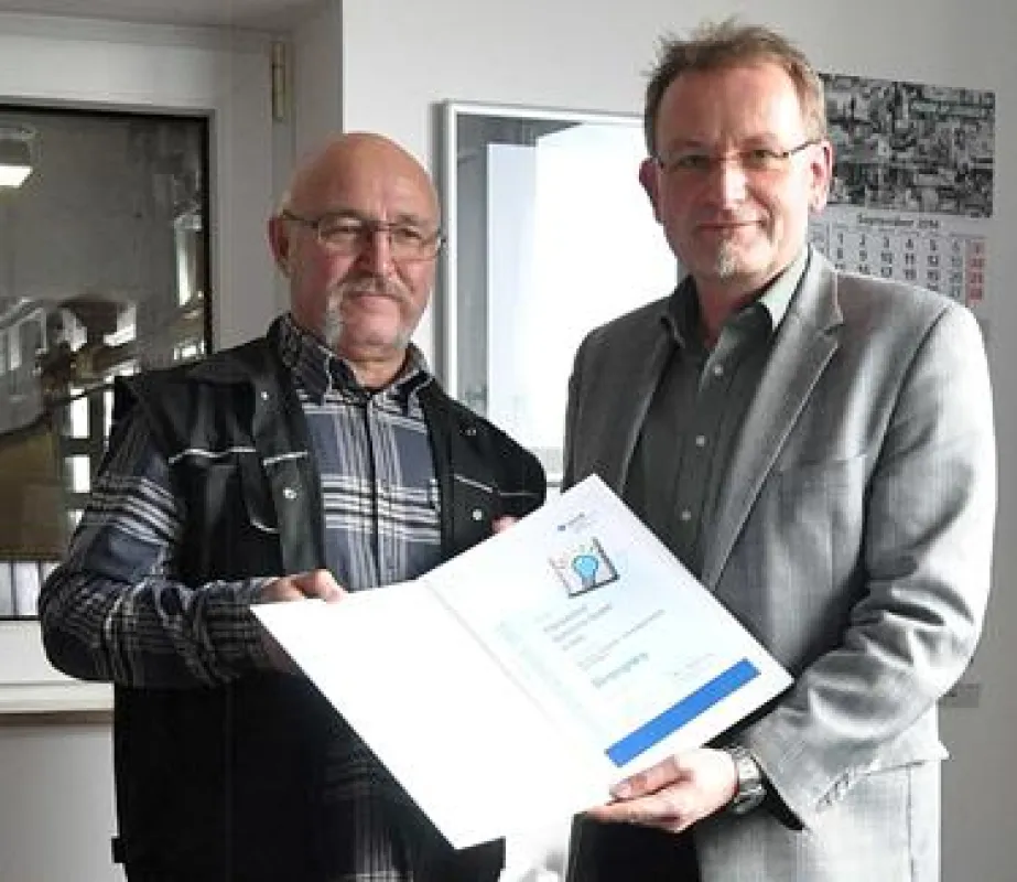 Rüdiger Loock, Frankenfeld, nimmt den Preis von Guido Stadtmann, BGHW, in Empfang