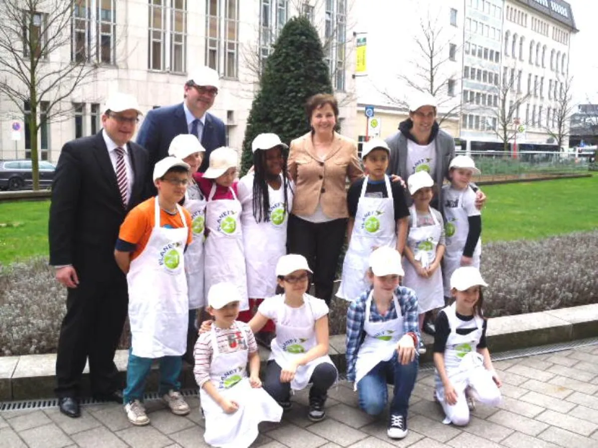 Eine von 4 Kochgruppen mit T.  Hauke, S. Grünwald, G. Felgen (Dir.  Sofitel) und J. Fuchs (v. re.)