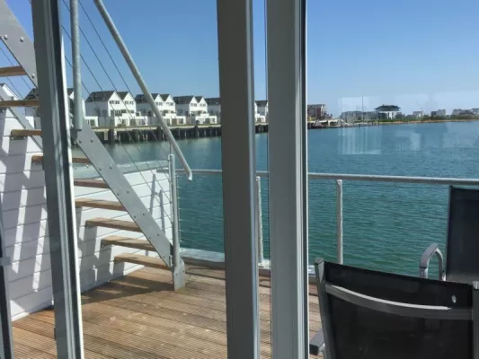 Bild: Hausbooturlaub an der Ostsee - Schwimmendes Ferienhaus mitten im Hafen