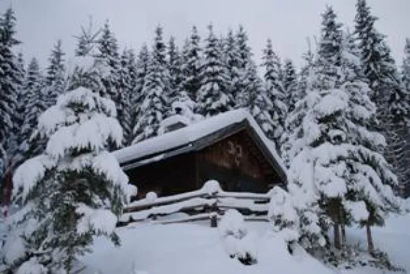 Bild: Valentinsspecial: Alpenhof Flachau arrangiert romantisches Liebesgeständnis auf einsamer Berghütte