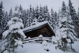 Bild: Valentinsspecial: Alpenhof Flachau arrangiert romantisches Liebesgeständnis auf einsamer Berghütte