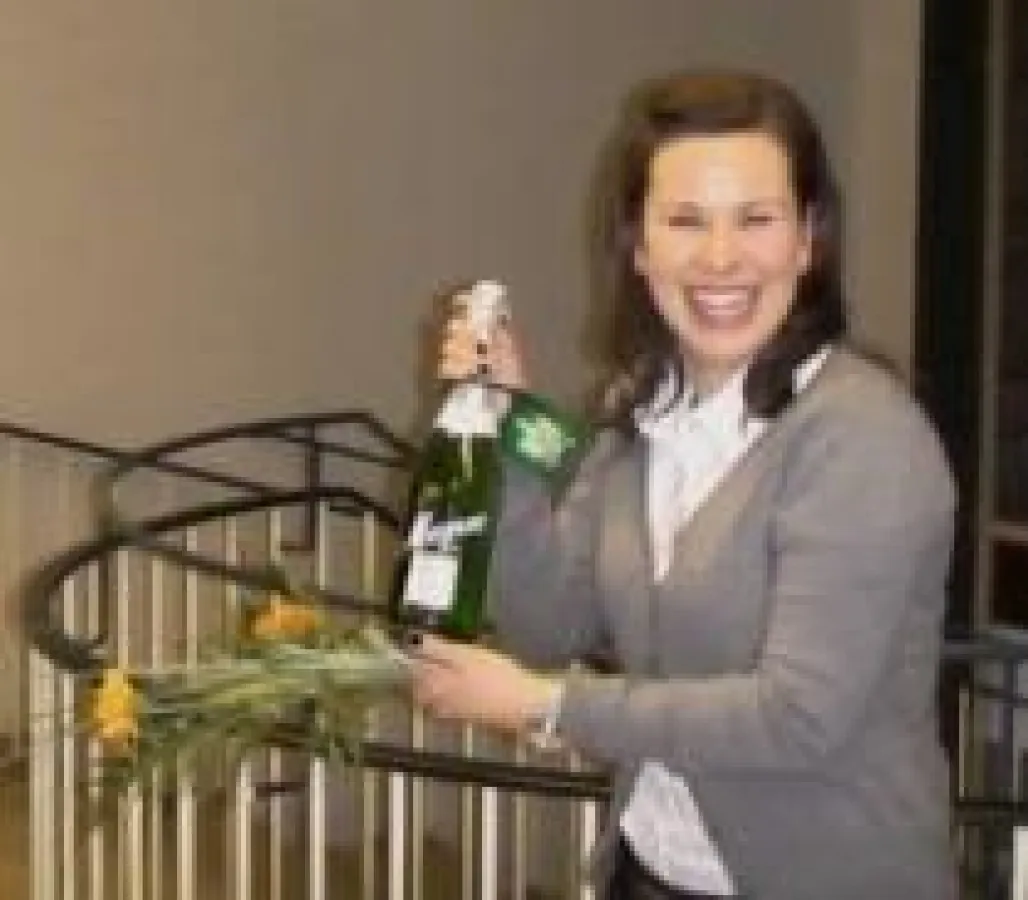 Beatrice Volkenandt war als erst der vier Prüflinge fertig, somit 100. Absolventin und freute sich über Gratulation und Sekt von Prof. Westerbarkey.