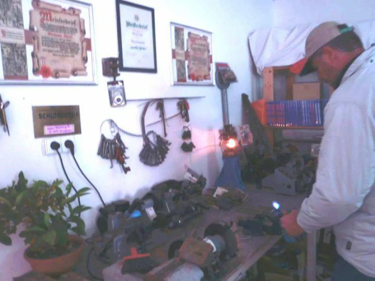 Michael Bübl in seiner  Werkstatt - Der Schlossermeister beendet die Schlüsseldienst  Abzocke