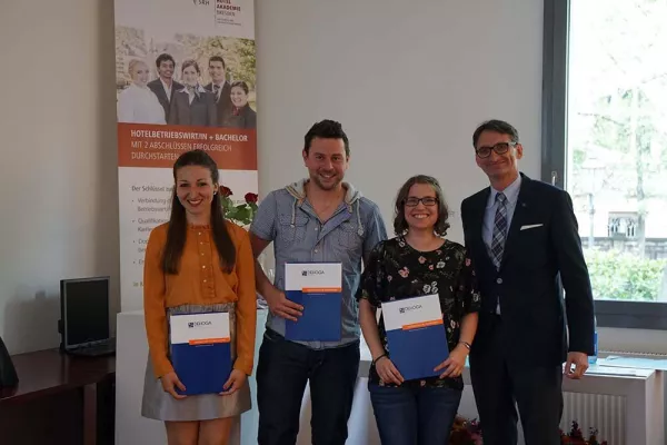 Feierliche Zeugnisübergabe an künftige Führungskräfte im Gastgewerbe Bild: Feierliche Zeugnisübergabe an künftige Führungskräfte im Gastgewerbe