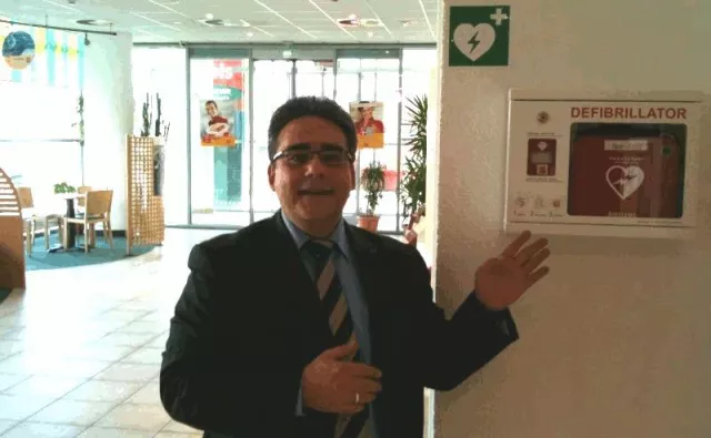 Bild: Bereit für den Notfall „Kammerflimmern“: Defibrillatoren und geschulte Mitarbeiter in Hamburger ibis Hotels