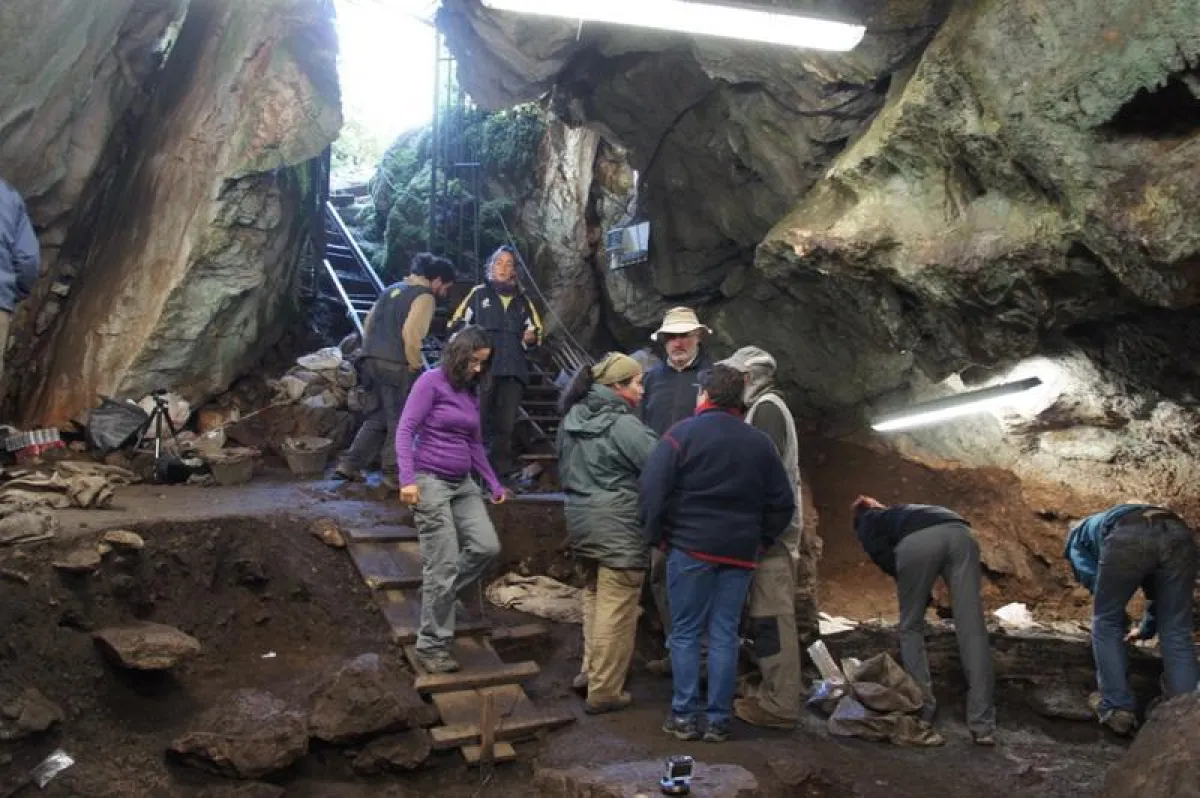 Archäologinnen und Archäologen untersuchen eine Höhle mit Skelettresten aus der Neusteinzeit in den Pyrenäen. (Bild: Universität Basel, Kurt W. Alt)
