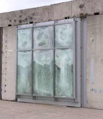 Schützen „sprenghemmende“ Folien bei Sprengstoffanschlägen Bild: Schützen „sprenghemmende“ Folien bei Sprengstoffanschlägen