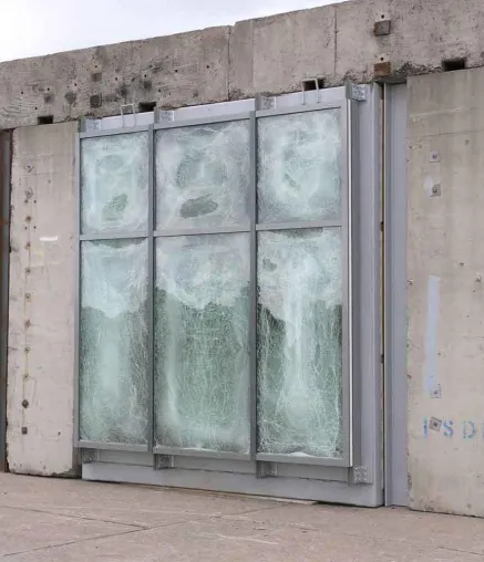 Schützen „sprenghemmende“ Folien bei Sprengstoffanschlägen Bild: Schützen „sprenghemmende“ Folien bei Sprengstoffanschlägen