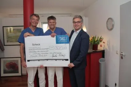 Bild: Rosenheim: Vorstand der Stiftung Menschen für Menschen freut sich über eine Spende von über 8.000 Euro