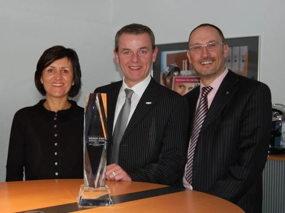 Stolze Gewinner des ersten Weser-Ems-Internet-Awards: B. Rottwinkel-Kröber (Herausgeberin des Magazins Weser-Ems-Manager und Initiatorin des Wettbewerbs), H. Silies (Geschäftsführer connectiv!), M. Wi