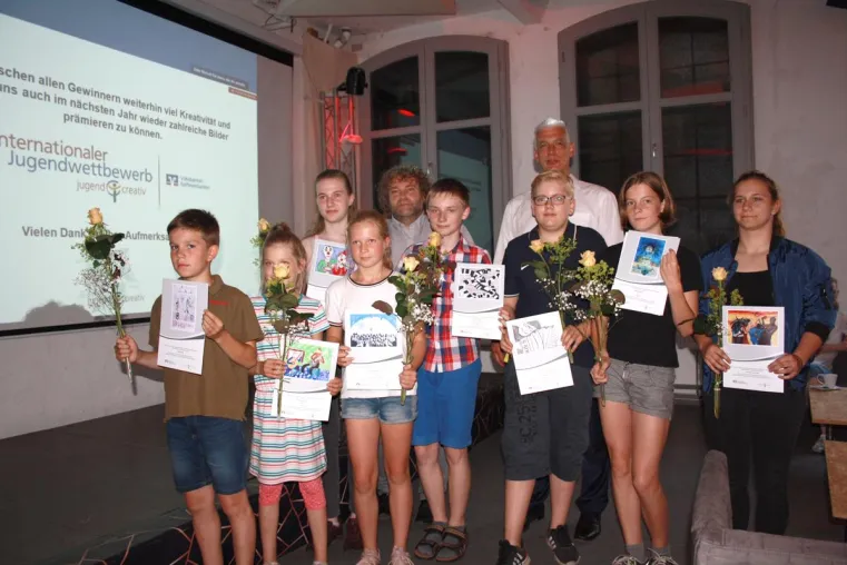 Bild: 50 Jahre „jugend creativ“: Volksbank Spree-Neiße gibt Startschuss zur Jubiläumsrunde zum Thema „Glück ist ...“