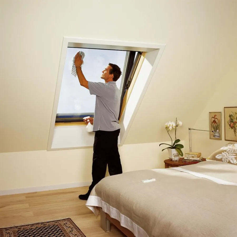 Die Außenscheibe ist schnell und einfach zu reinigen: VELUX Dachfenster um seine Achse drehen, feststellen und putzen. Foto: VELUX Deutschland GmbH