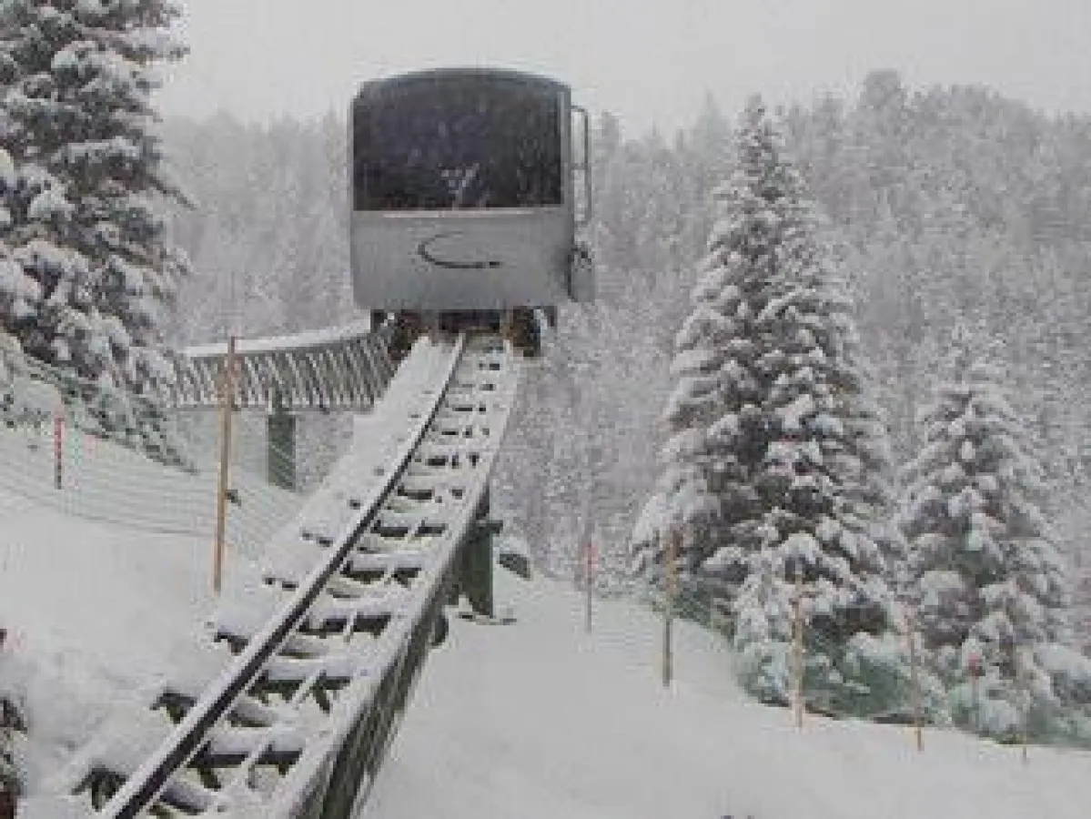 Der Coaster auf Probefahrt im verschneiten Arosa