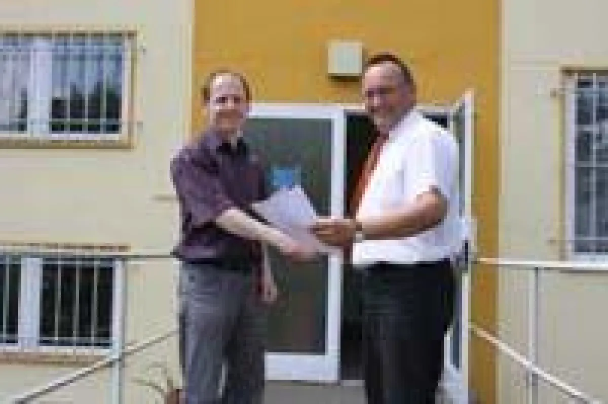 Anlässlich eines Besichtigungstermines des künftigen Produktionsstandortes Beiersdorf-Freudenberg wurde Herrn Schneider die Mitgliedsurkunde überreicht.