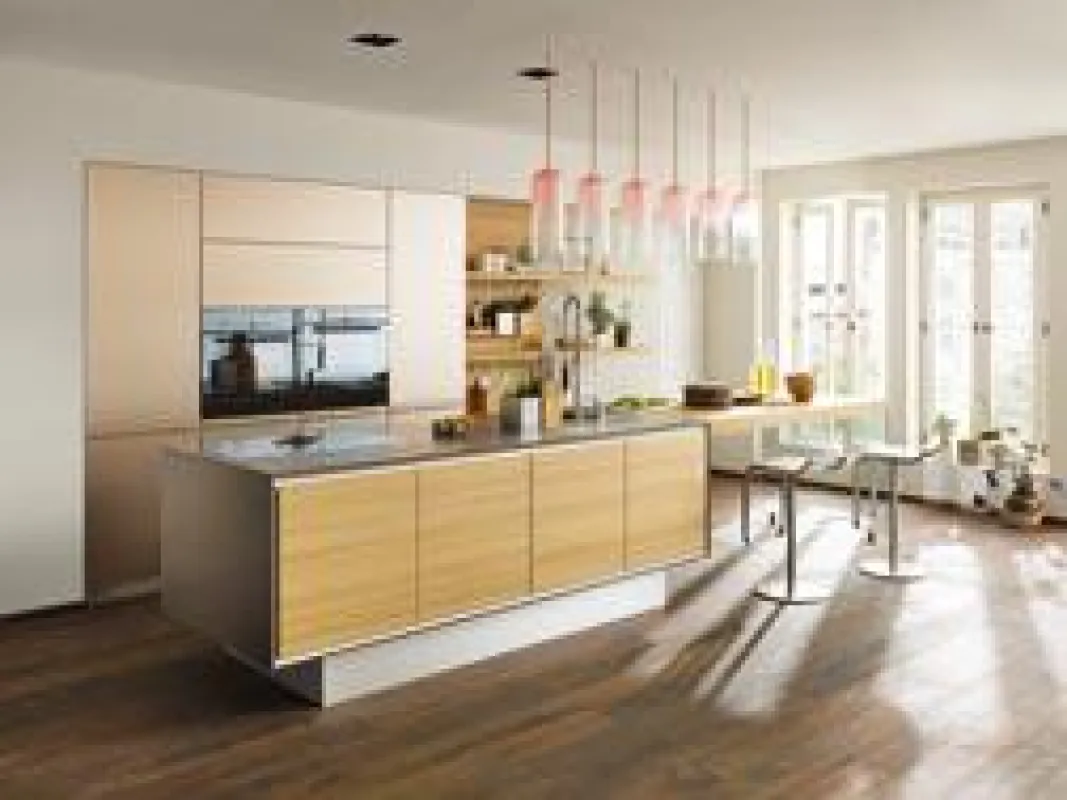 Zeitgemäße Kombination aus Glas- und Holzelementen: vao linee Küche. Foto: TEAM 7