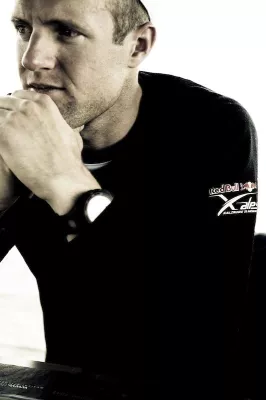 Bild: Chrigel Maurer in Bestform für die Titelverteidigung am Red Bull X-Alps 2011