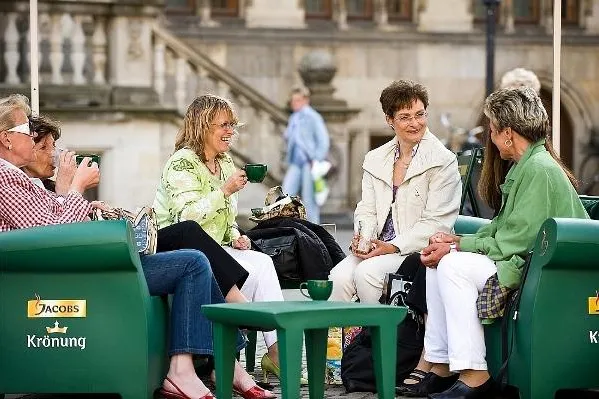 Die Jacobs Krönung Sofa-Tour zu Gast in Passau - 30 grüne Sofas laden zum Verweilen und guten Gesprächen ein Bild: Die Jacobs Krönung Sofa-Tour zu Gast in Passau - 30 grüne Sofas laden zum Verweilen und guten Gesprächen ein