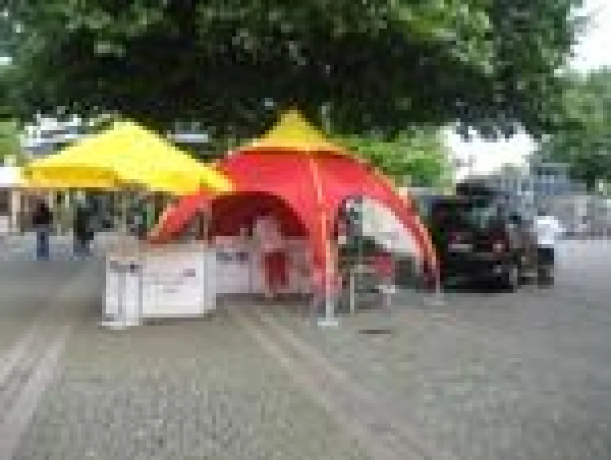 Bei der Suche nach MitarbeiterInnen für den Bereich Promotion setzt die service 94 GmbH auch Informationsstände ein