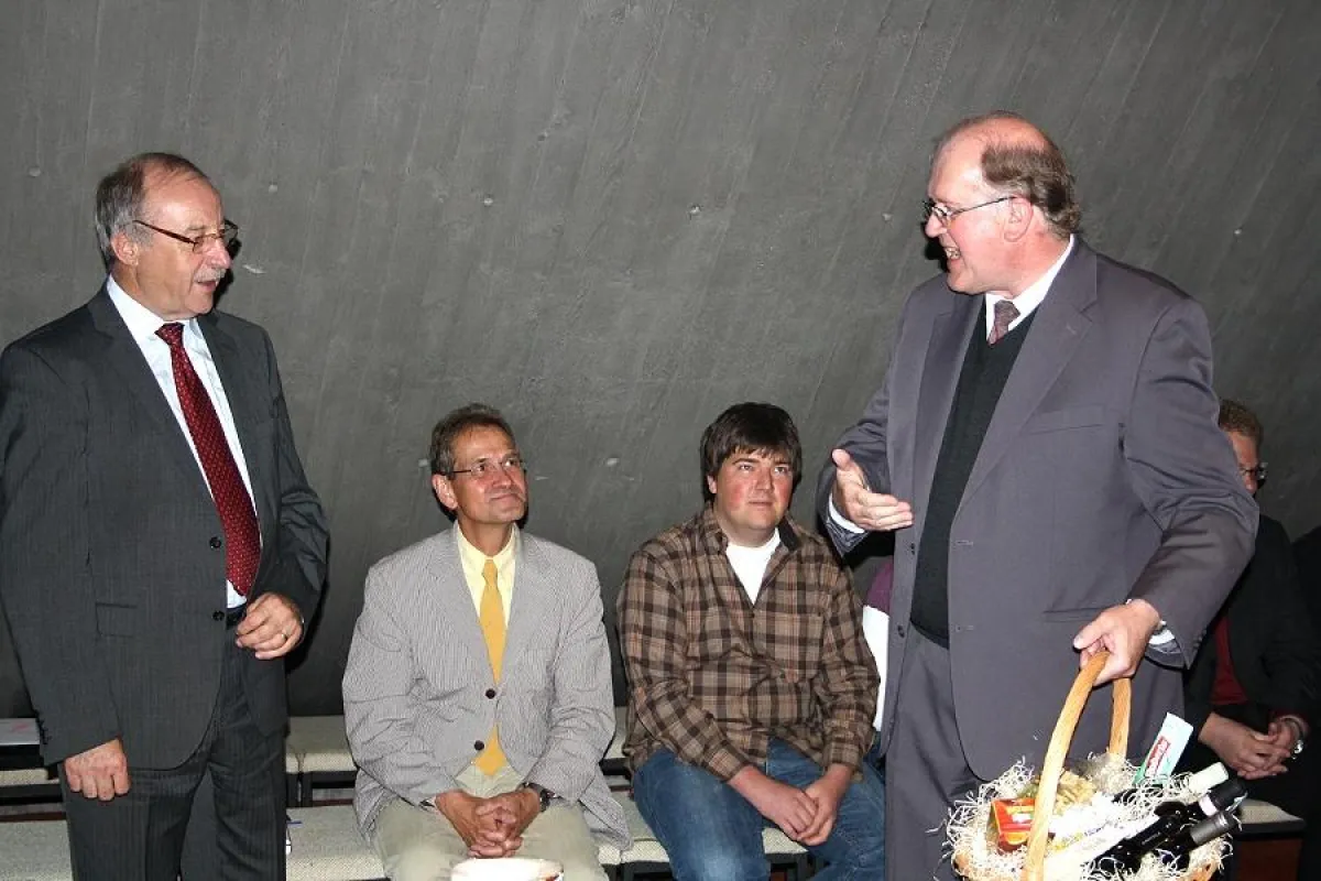 PTH-Rektor Prof. P. Dr. Lothar Bily SDB (r.) bedankt sich bei Oberstudiendirektor Ludwig Rendle (l.) mit einem Präsentkorb.