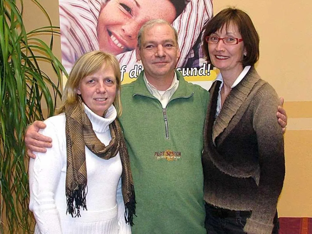 Annemarie Heuer (links) begrüßt die beiden neuen Franchisepartner John van Benthem und Walburga Frewer.