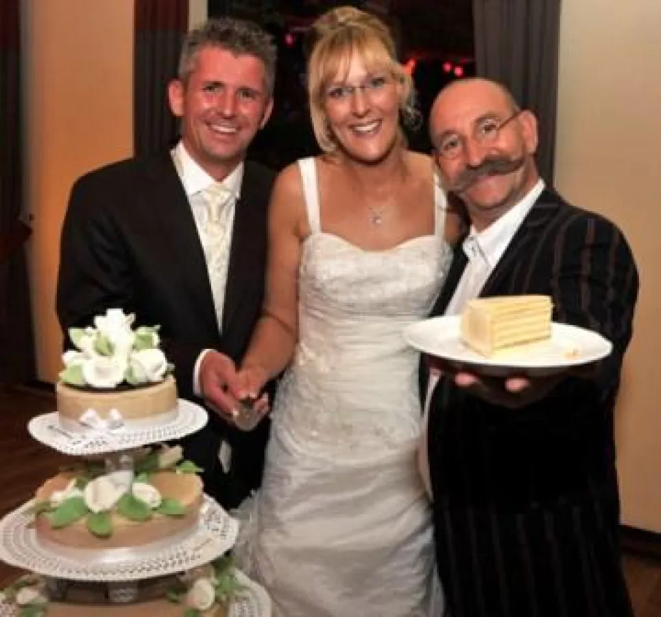 Horst Lichter und das glückliche Brautpaar Tanja und Daniel Neuhausen