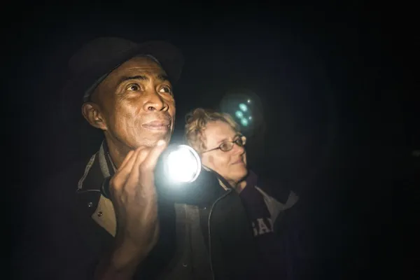 Bild: Bestseller-Autorin im Dschungel Madagaskars von Außenwelt abgeschnitten