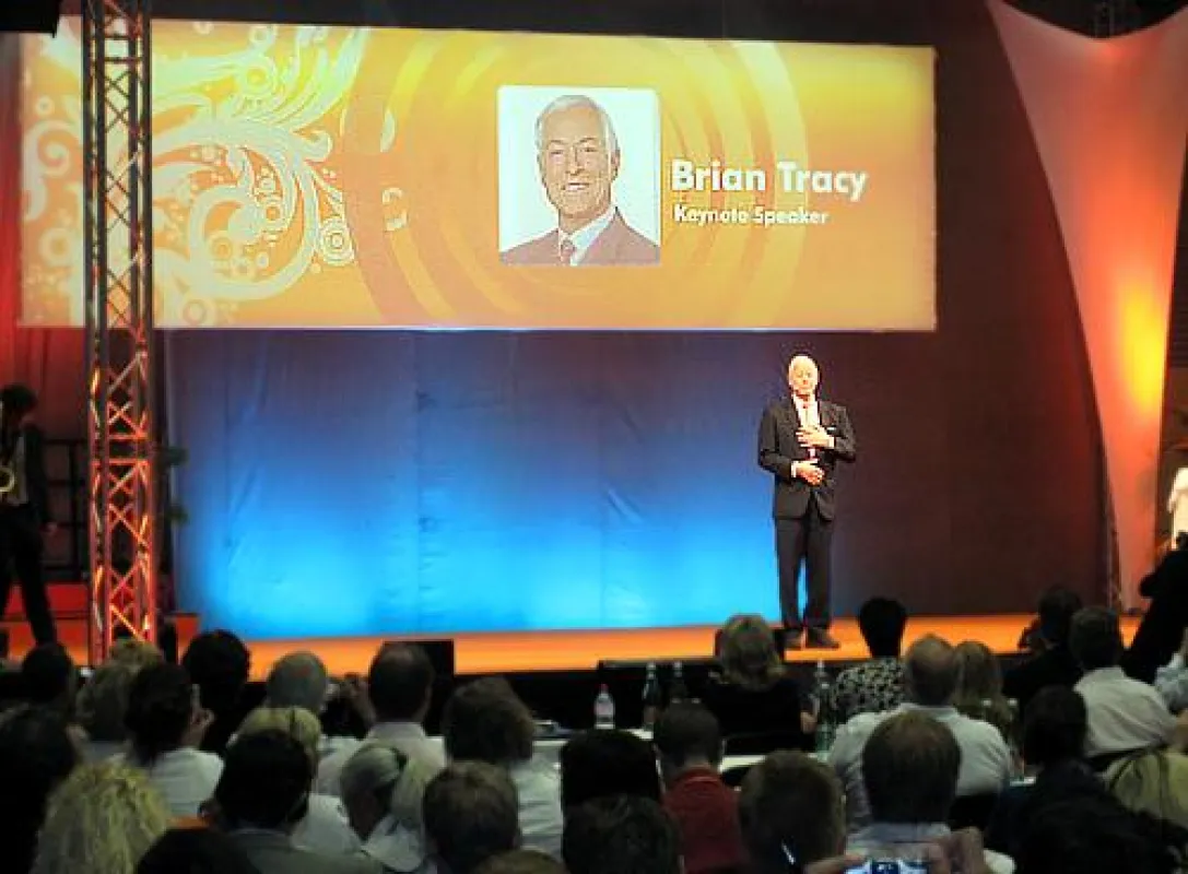 Brian Tracy begeisterte die Zuhörer mit einer fundierten Rede über die Basics des MLM und über erfolgreiche Kontaktanbahnung, aufgelockert durch Geschichten aus seinem reichhaltigen Erfahrungsschatz.