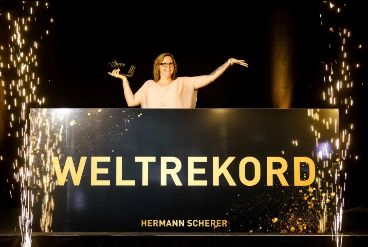 Weltbeste Speakerin Claudia Iwaschkiw holt Weltrekord in 240 dramatisch humorvollen Sekunden Bild: Weltbeste Speakerin Claudia Iwaschkiw holt Weltrekord in 240 dramatisch humorvollen Sekunden