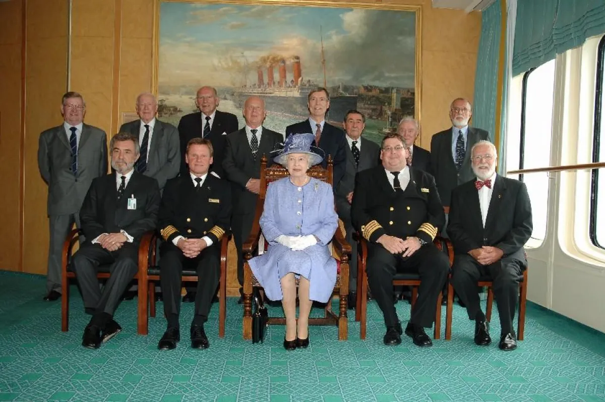 Queen Elizabeth II mit ehemaligen und aktuellen Kapitänen der QE2