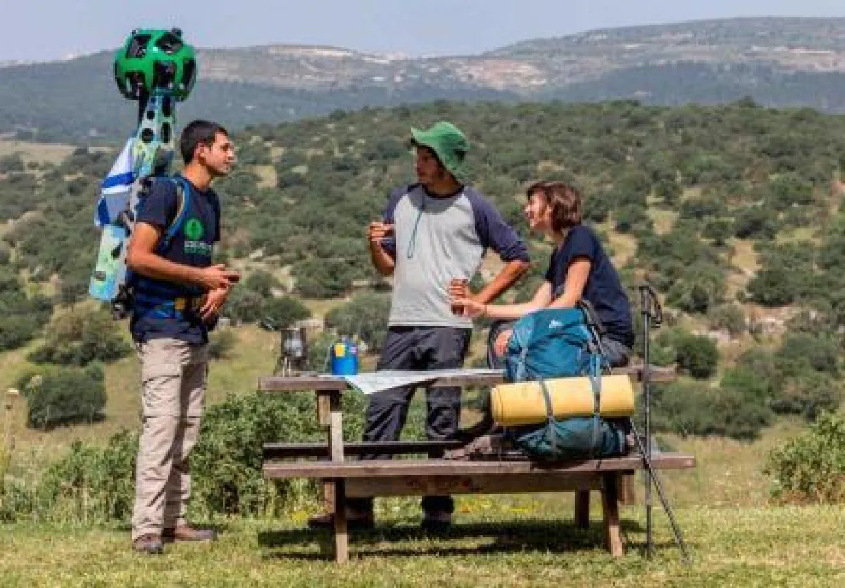 Freiwillige des SPNI wandern im Auftrag Googles entlang des Israel National Trail