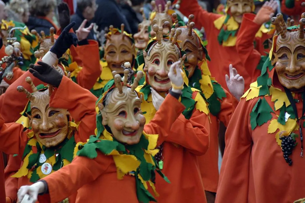 Zahlreiche alte, traditionsreiche Narrenzünfte mit ungewöhnlichen Masken und 