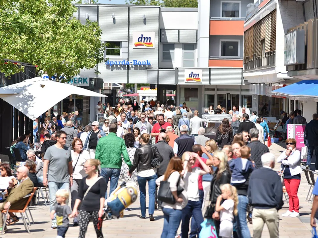 Shopping in der Wolfsburger Innenstadt (© WMG Wolfsburg, Foto: Tim Schulze)