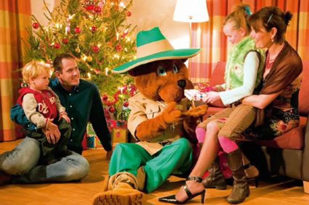 Mit Maskottchen Bollo unterm Weihnachtsbaum