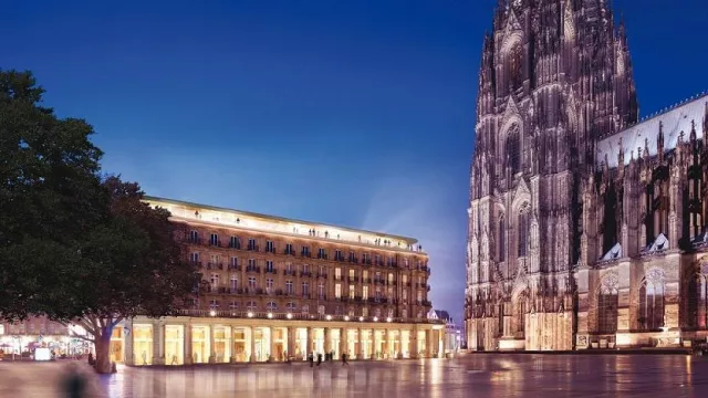 Dom Hotel Köln erhält gläsernes Dach Bild: Dom Hotel Köln erhält gläsernes Dach