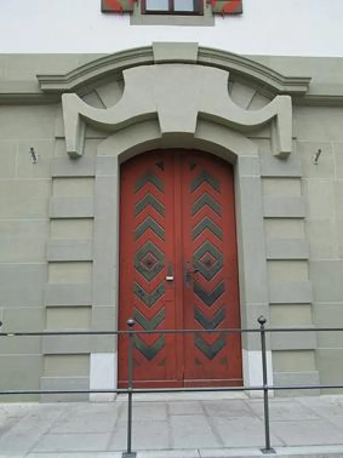 Das Eingangstor des mit epasit sanierten Kornhauses in der Schweiz