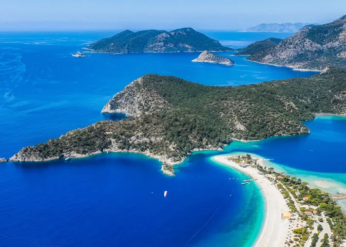 Bild: Türkiye gibt Tourismusergebnisse 2025 bekannt: 64 Millionen Gäste und Einnahmen auf Rekordniveau