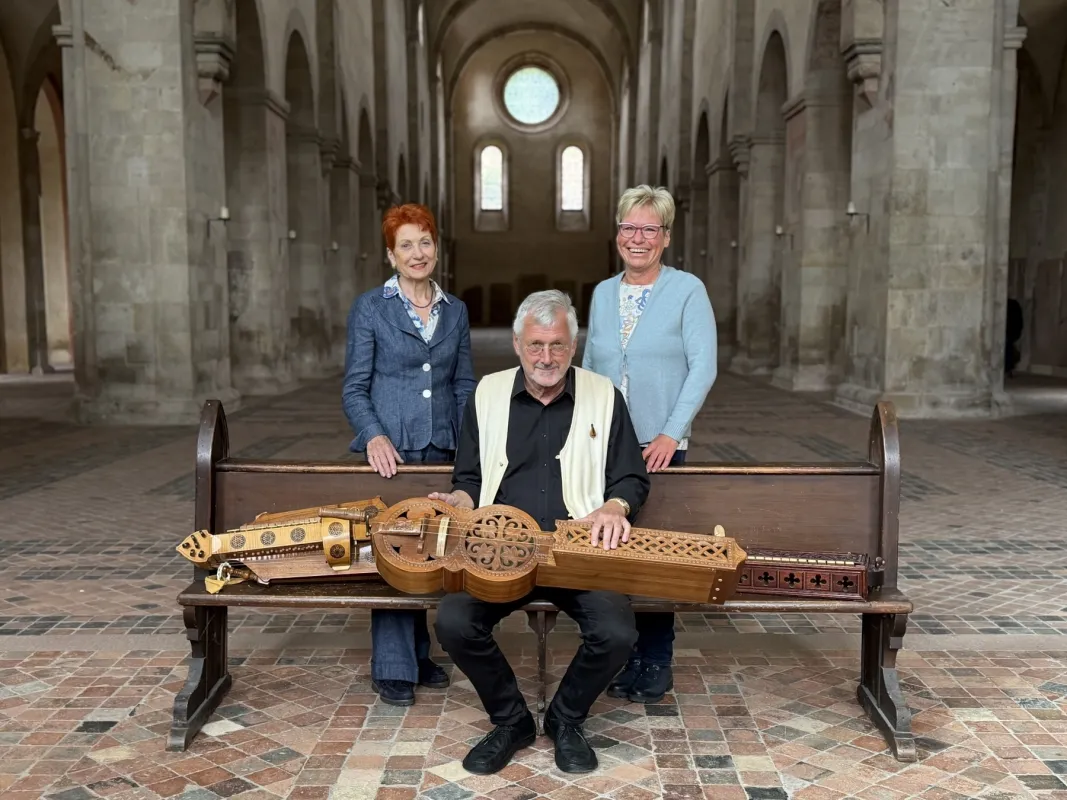 Musiker Kurt Racky mit Gästeführerinnen Monika Albert (links) und Angelika Muskalla (rechts) (© Stiftung Kloster Eberbach)