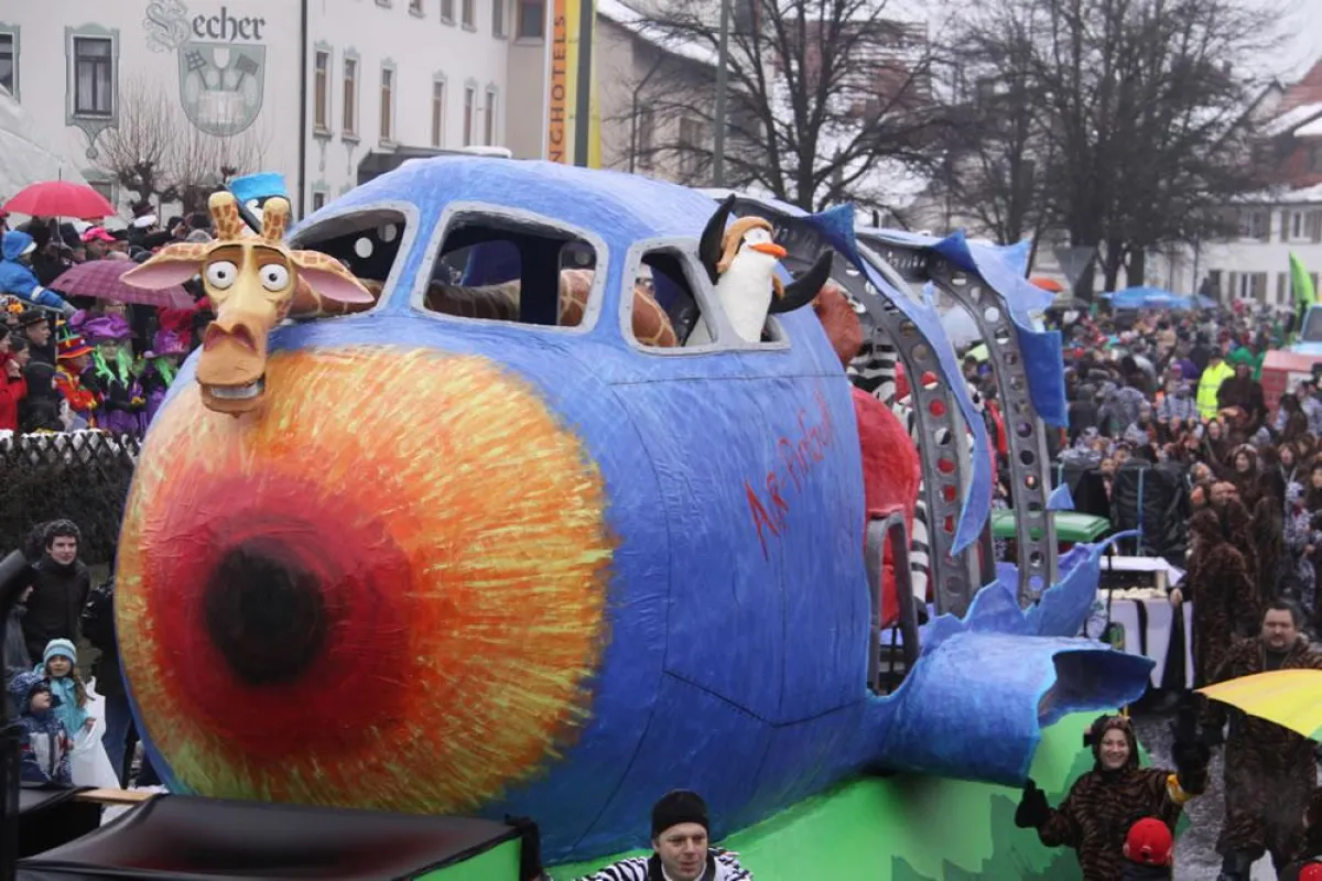 Gigantische Motivwagen beim Donzdorfer Fasnetsumzug