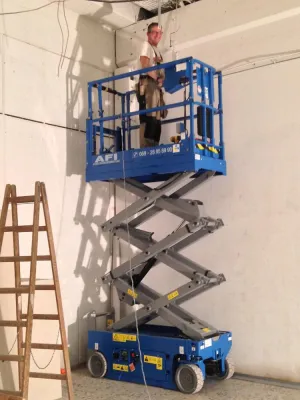 Bild: Innovative Investition bei AFI: leichte Scherenarbeitsbühnen für Innen und Außen