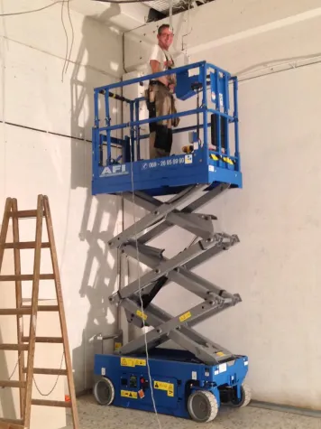 Bild: Innovative Investition bei AFI: leichte Scherenarbeitsbühnen für Innen und Außen
