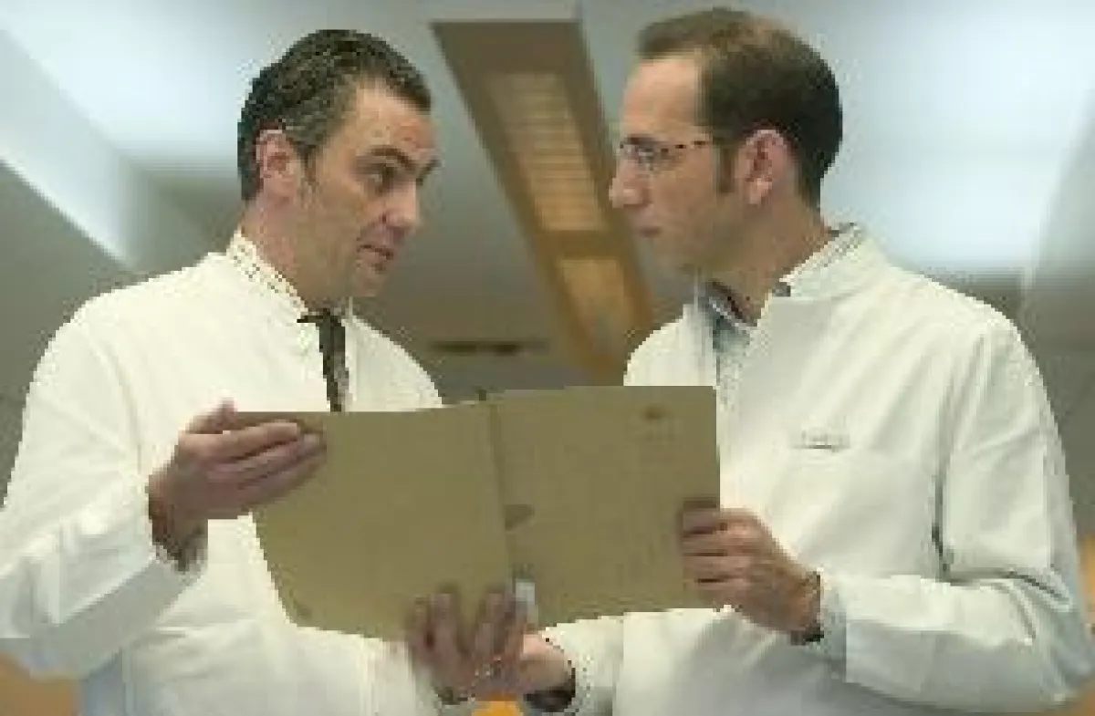 Vor einer Therapieentscheidung steht immer eine exakte Diagnose. (v.l. Dr.Gregor Spira, Dr. Pedram Derakhshani)