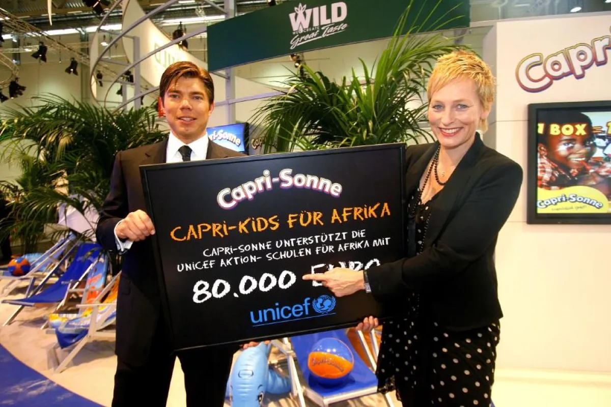 80.000 Euro für Unicef. Carsten Kaisig übergibt die Spende an Unicef-Prominente Bärbel Schäfer.