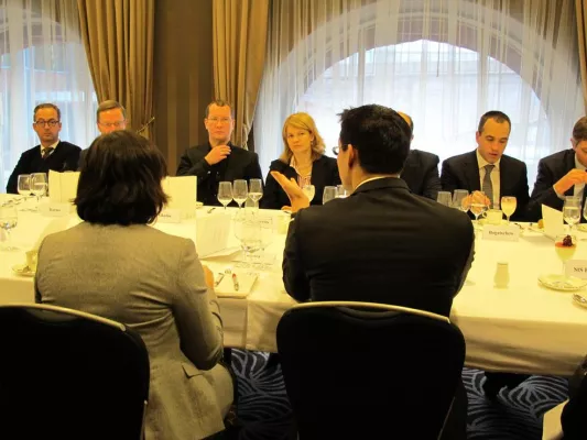 Bild: Natalya Kaspersky diskutiert mit Philipp Rösler über die Entwicklung des IT-Business in Deutschland