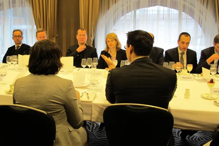 Natalya Kaspersky diskutiert mit Philipp Rösler über die Entwicklung des IT-Business in Deutschland Bild: Natalya Kaspersky diskutiert mit Philipp Rösler über die Entwicklung des IT-Business in Deutschland