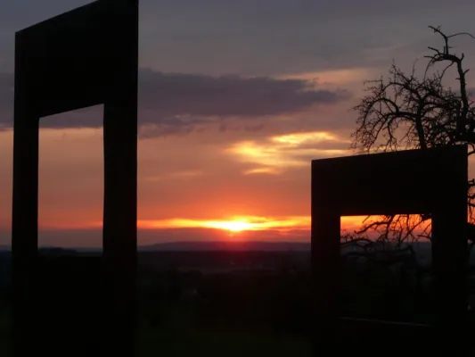 Bild: Vernissage zum Skulpturenpark im Badhotel Stauferland