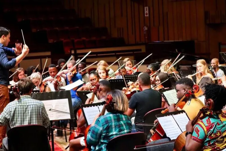 Von Nelson Mandela beflügelt. Daniel Spaw reist für die Musik rund um die Welt Bild: Von Nelson Mandela beflügelt. Daniel Spaw reist für die Musik rund um die Welt