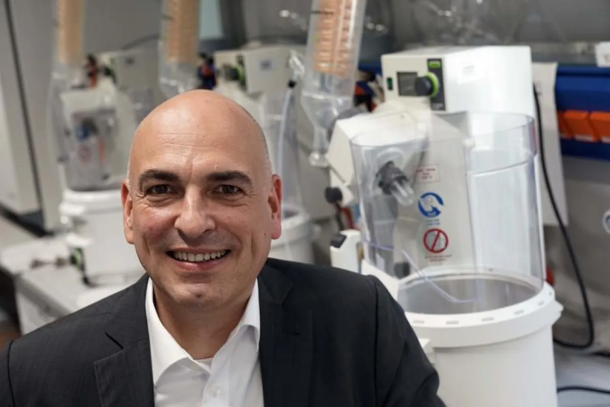 Prof. Dr. Ulrich S. Schubert, Chemiker und Materialwissenschaftler an der Uni Jena, wurde als Fellow in die National Academy of Inventors gewählt. (Foto: Jan-Peter Kasper/FSU)