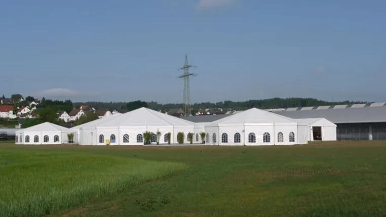 Bild: Panorama zum Geburtstag - Losberger-Zeltstadt für Jubiläumsfeier