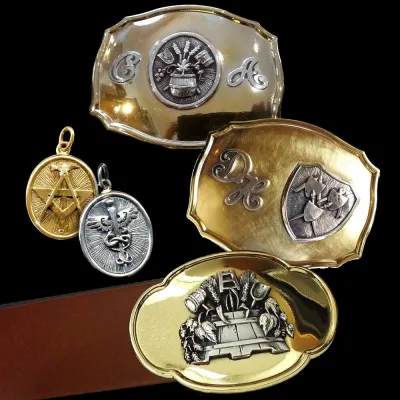 Bild: Tolle Gürtelschnallen mit Berufs- und Handwerkssymbolen, handgemacht aus der Tegernseer Goldschmiede